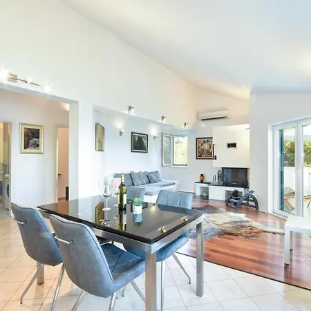 Lucica Sleeps 8 With Pool And Wifi *