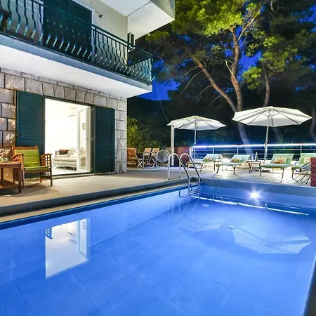 Lucica Sleeps 8 With Pool And Wifi